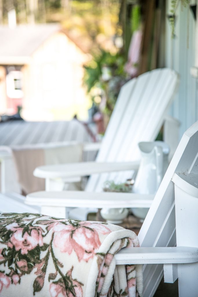 Using pretty summer colours on a rustic porch - Vinyet Etc #SummerColor 
