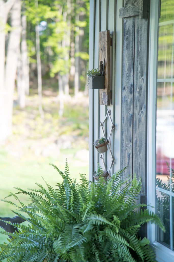 Using pretty summer colours on a rustic porch - Vinyet Etc #SummerColor 
