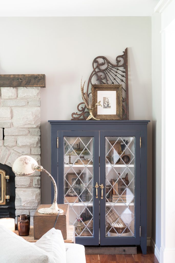 Midnight blue full cabinet - How to bring drama into your home without the DRAMA – cozy living | Vinyet Etc