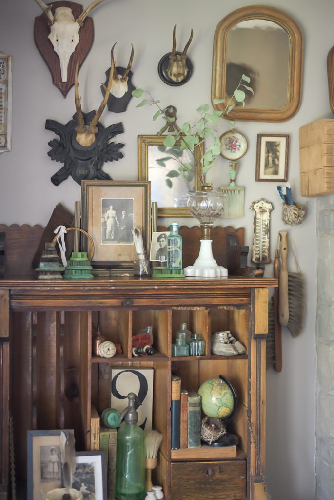 Transform a Vintage Frame Into An Antique Mirror - Thrifty DIY - Vinyet Etc